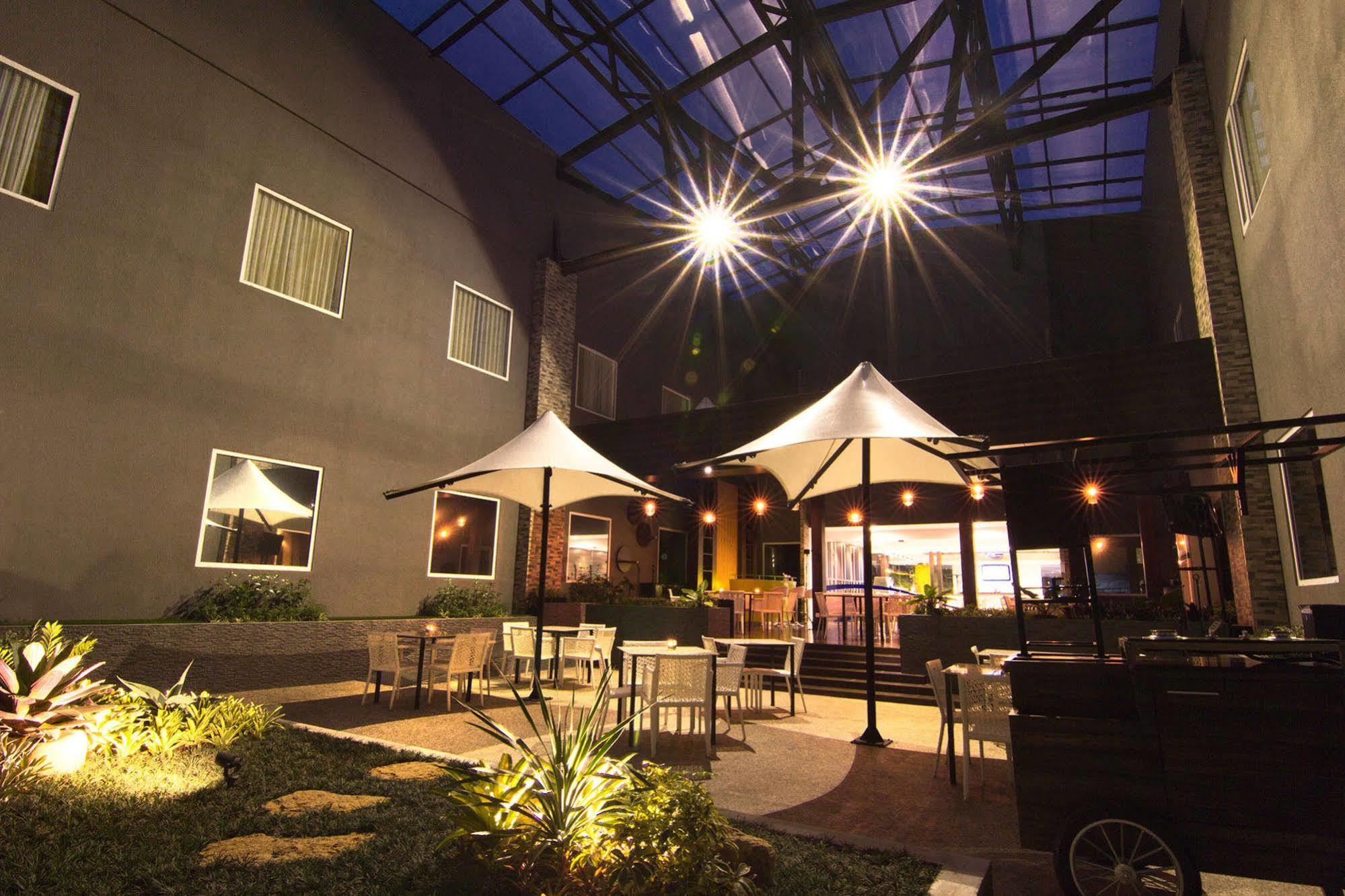 Bonnet Hotel Surabaya Luaran gambar